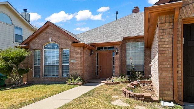 view of front facade with a front yard