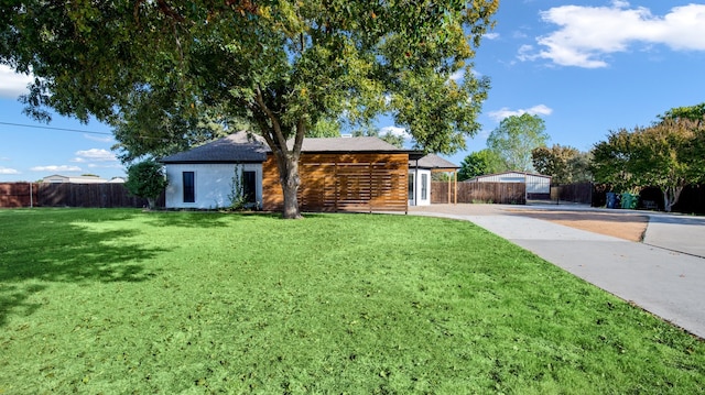 view of front of home with a front lawn