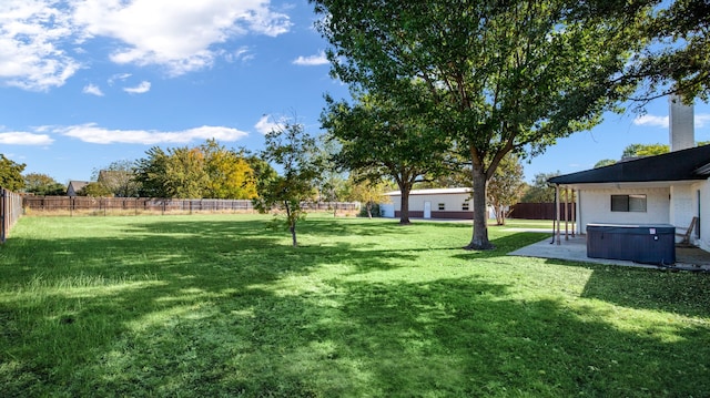 view of yard featuring a hot tub