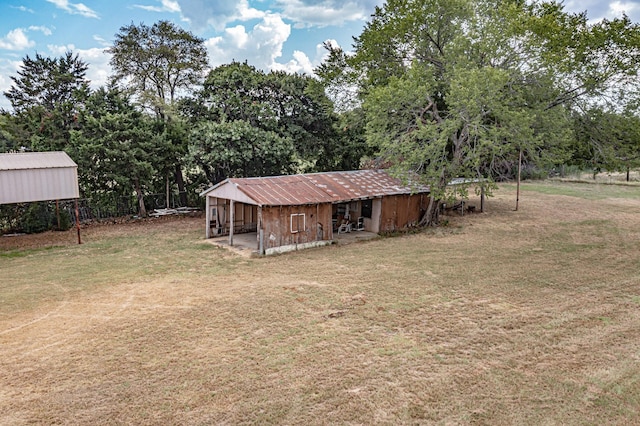 view of yard with an outbuilding