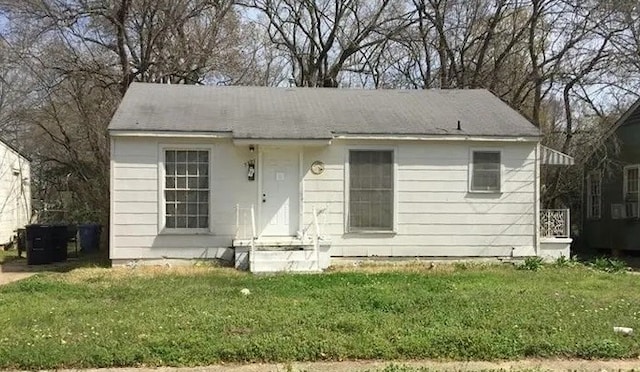 view of front of home featuring a front lawn