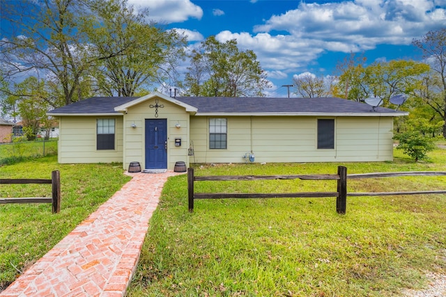 ranch-style house featuring a front lawn