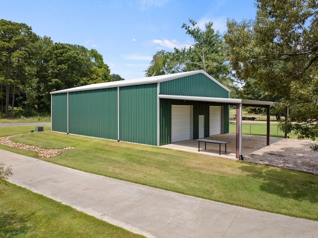 view of stable featuring an outdoor structure and a yard