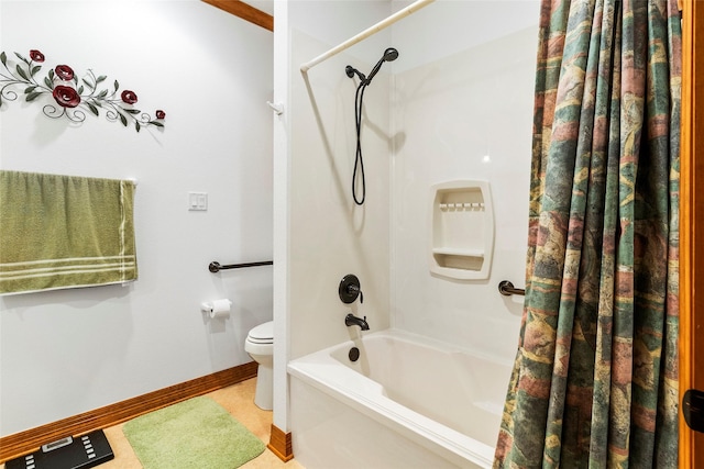 full bathroom featuring shower / bath combination with curtain, toilet, and baseboards