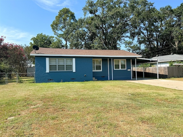 view of front of home featuring a front yard