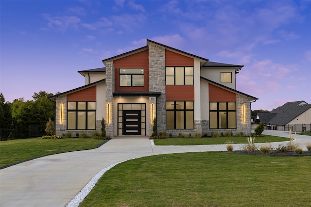 view of front of property featuring a yard