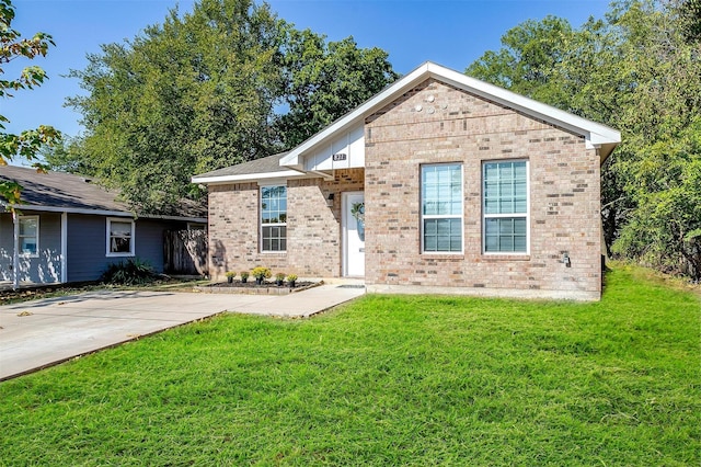 view of front of property featuring a front yard