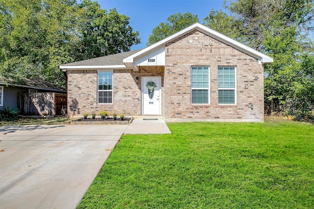 view of front facade with a front yard