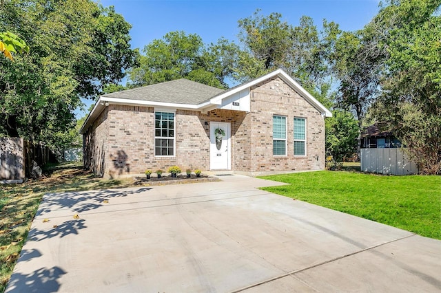 view of front facade featuring a front yard