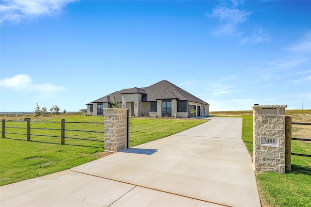 view of front of property featuring a rural view and a front yard