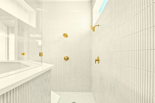 bathroom featuring a tile shower