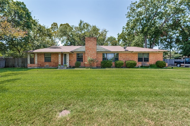 ranch-style house featuring a front yard