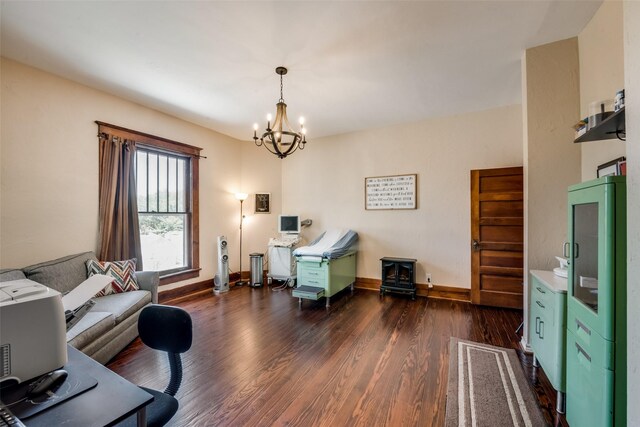 living area featuring a notable chandelier, dark wood-style flooring, and baseboards