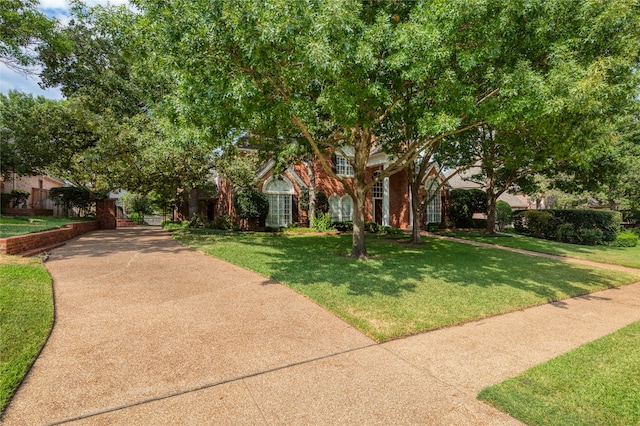 view of front of property with a front lawn