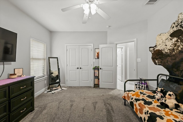 living area with carpet and ceiling fan