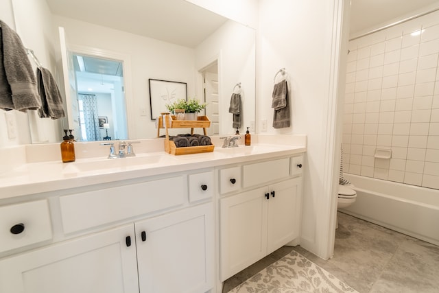 full bathroom featuring shower / tub combo with curtain, vanity, and toilet