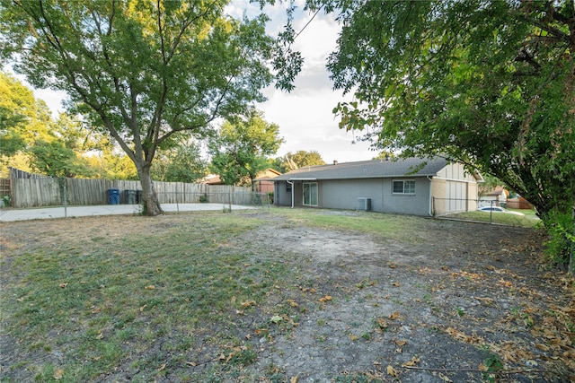 view of yard featuring a patio area