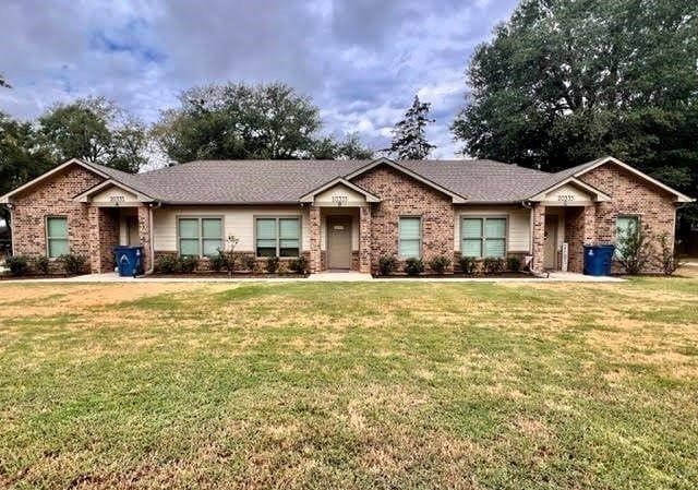 view of front of property featuring a front yard