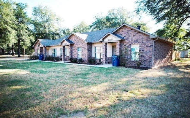 view of front facade featuring a front lawn