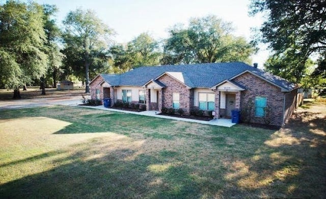 view of front of property featuring a front lawn