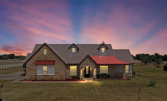 view of front of property featuring a lawn