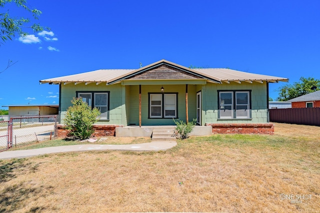 view of front of house featuring a front lawn