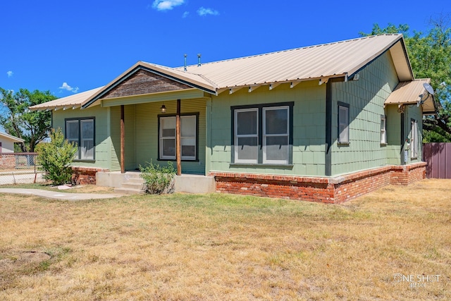 view of front facade featuring a front yard