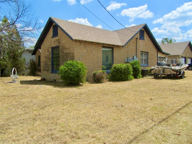 view of front of home featuring a front yard