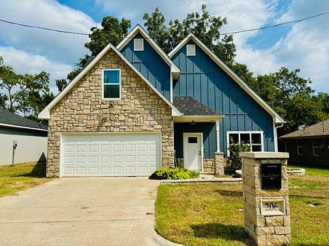 view of front of home featuring a front yard