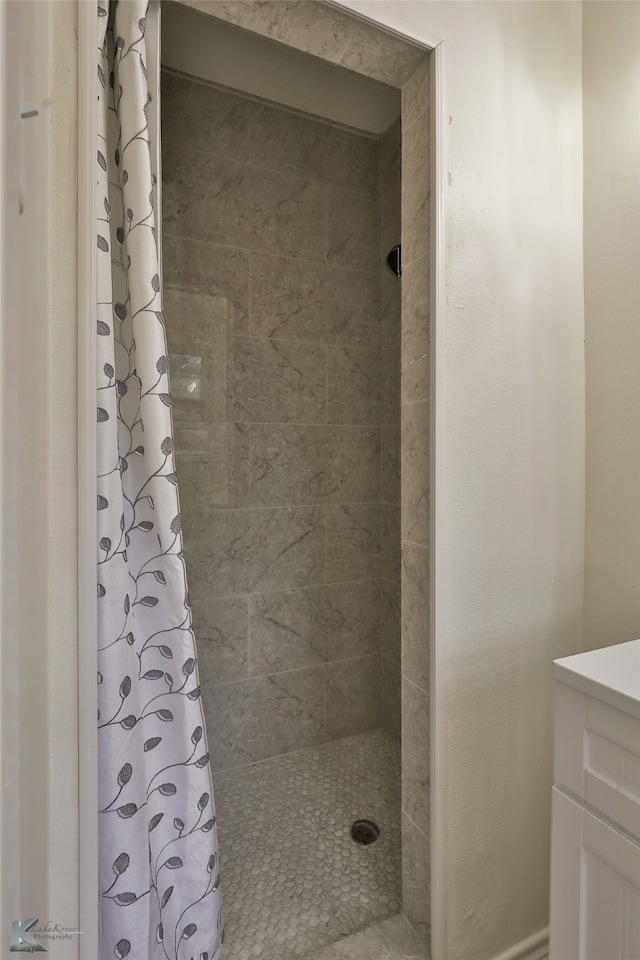 bathroom featuring a shower with shower curtain and vanity