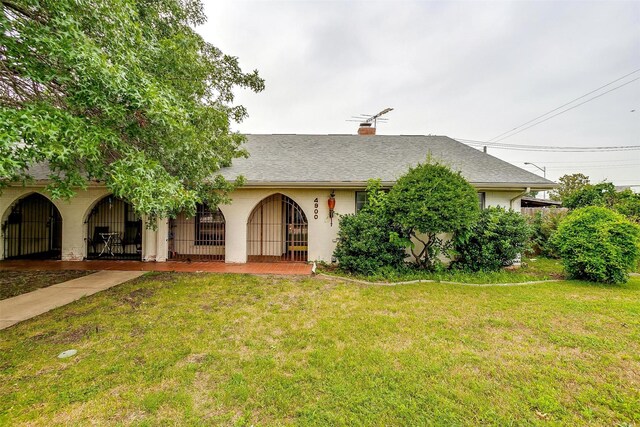 view of front of house featuring a front yard