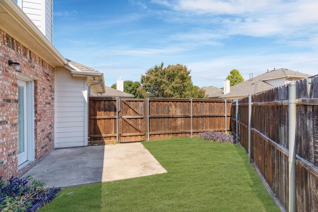 view of yard with a patio area