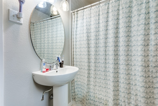 bathroom featuring a shower with shower curtain