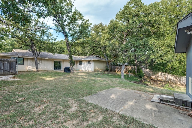 view of yard featuring a patio area