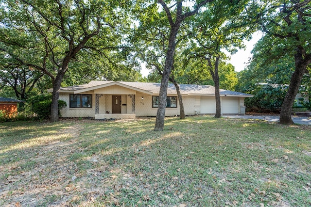 ranch-style home with a front yard