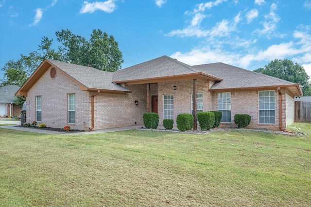 ranch-style home featuring a front lawn