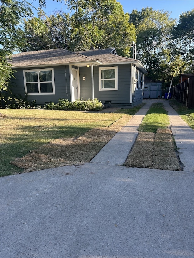 view of front of home featuring a front lawn