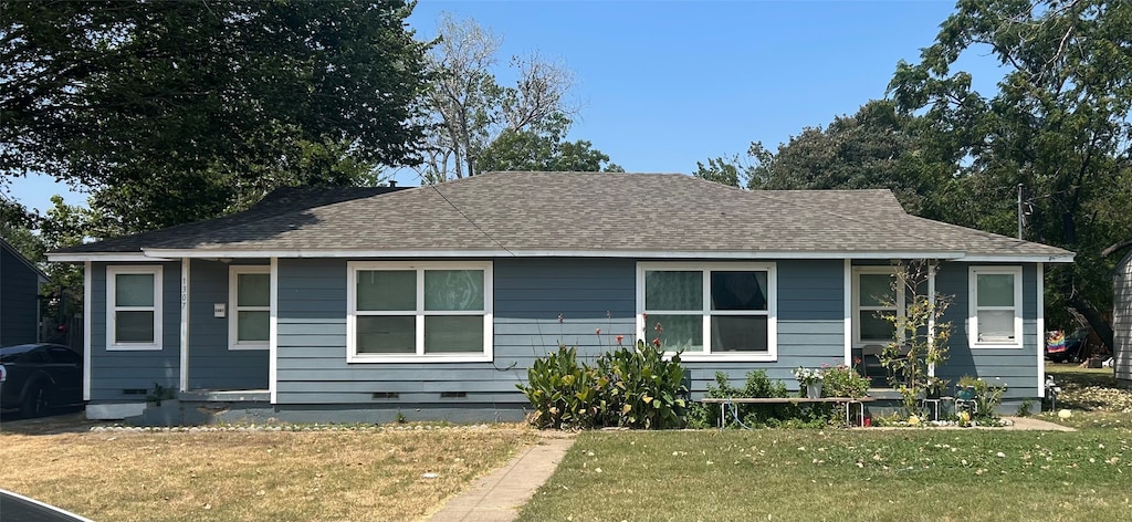 bungalow-style home featuring a front lawn