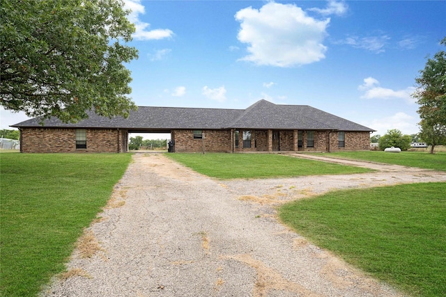 view of front of house featuring a carport and a front lawn