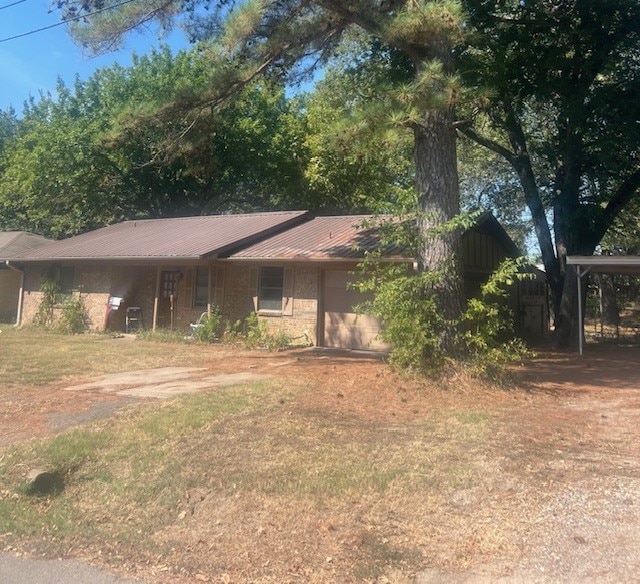 view of front facade featuring a front lawn