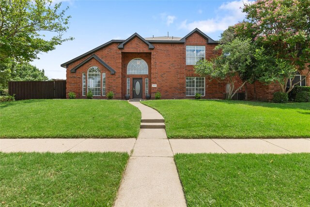 view of front of property featuring a front lawn