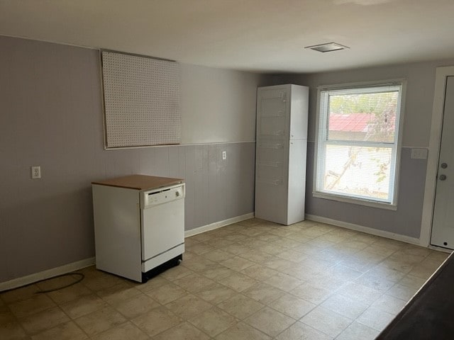 laundry area featuring light tile patterned floors