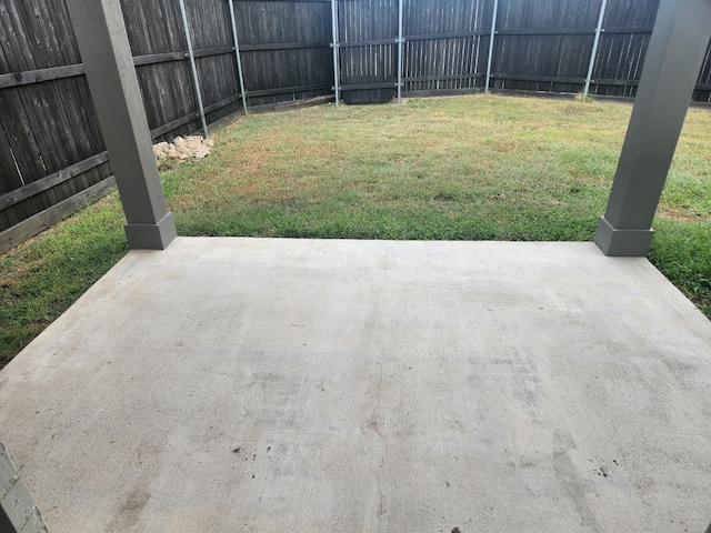 view of yard featuring a patio