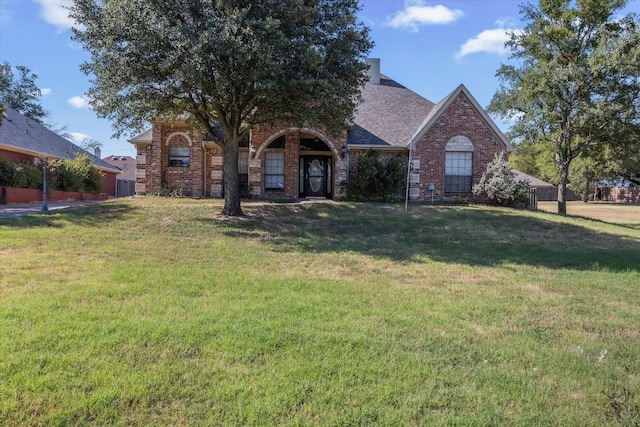 view of front of house with a front lawn