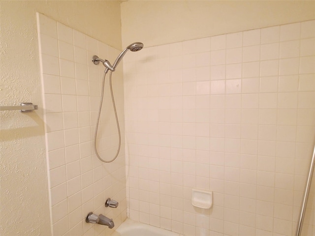 bathroom with tiled shower / bath