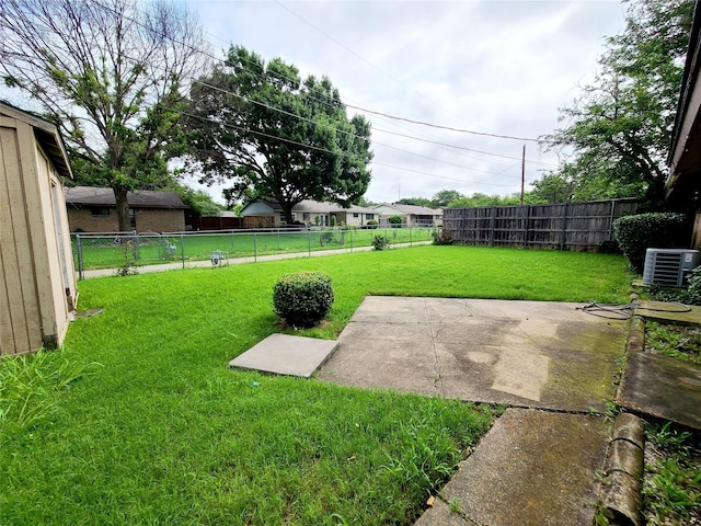 view of yard featuring a patio