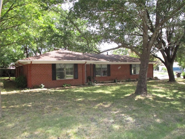 ranch-style home featuring a front lawn