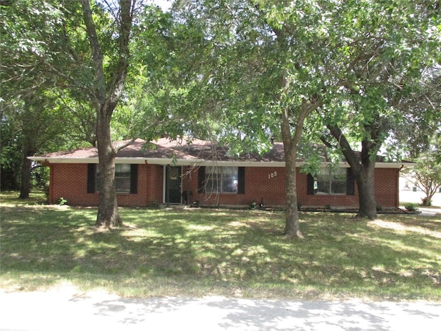 single story home with a front yard