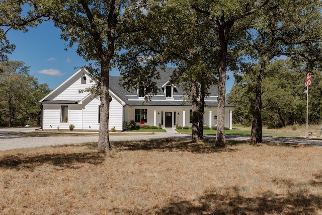 view of front of property featuring a front yard