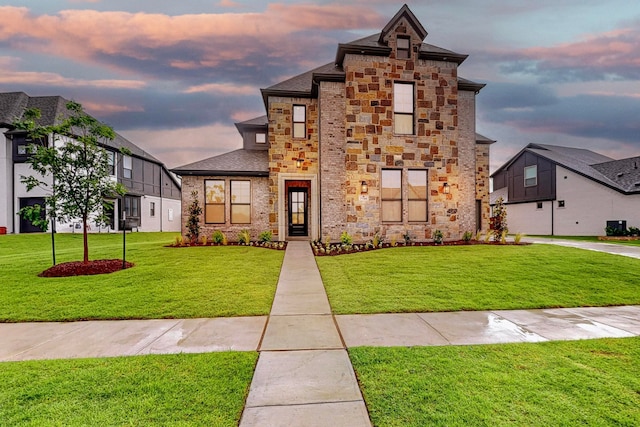 view of front of property featuring a yard